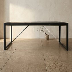 Moderne eettafel met zwart metalen frame en houten blad, geschikt voor een minimalistische eetkamer of kantoorruimte. Duurzaam en stijlvol design voor elke interieurstijl.