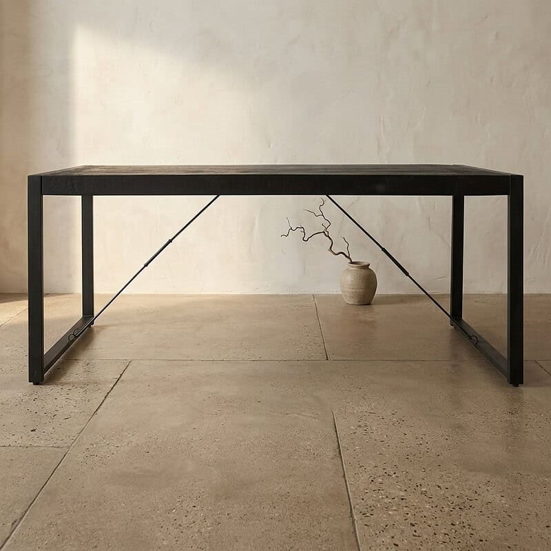 Moderne eettafel met zwart metalen frame en houten blad, geschikt voor een minimalistische eetkamer of kantoorruimte. Duurzaam en stijlvol design voor elke interieurstijl.