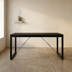 Strakke houten eettafel in modern minimalistisch interieur met neutrale kleuren en eenvoudige decoratie. Perfect voor een stijlvolle en functionele woonruimte.