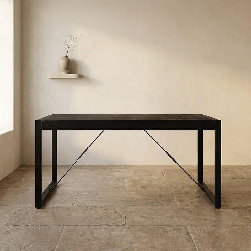 Strakke houten eettafel in modern minimalistisch interieur met neutrale kleuren en eenvoudige decoratie. Perfect voor een stijlvolle en functionele woonruimte.
