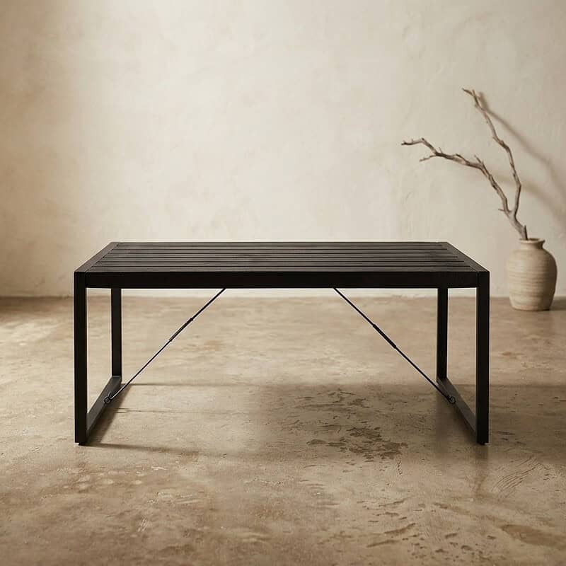 Strakke zwarte houten bank met metalen details, ideaal voor binnen- en buitengebruik, modern design, duurzame materialen, eenvoudig en stijlvol.