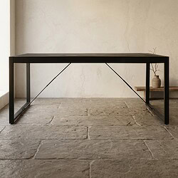 Moderne eettafel met zwart metalen frame en houten blad, perfect voor een minimalistische eetkamer of kantoorruimte.