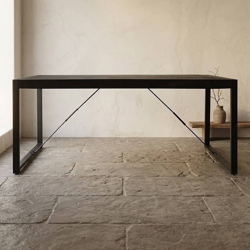 Moderne eettafel met zwart metalen frame en houten blad, perfect voor een minimalistische eetkamer of kantoorruimte.