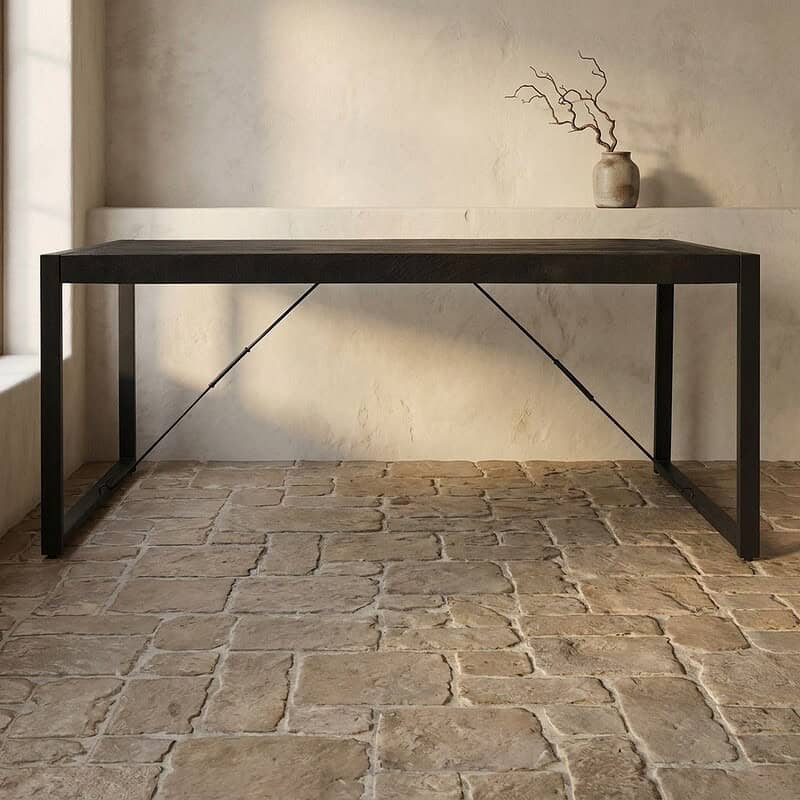 Moderne eettafel met zwart metalen frame en houten blad, perfect voor een minimalistische eetkamer of kantoorruimte. Duurzaam en stijlvol design voor elke interieurstijl.