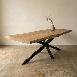 Moderne houten eettafel met uniek zwart metalen onderstel, perfect voor een stijlvolle eetkamer of vergaderruimte. Gemaakt van massief hout met een natuurlijke afwerking.