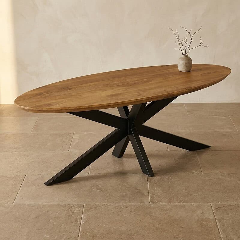 Moderne eettafel met houten blad en zwart metalen onderstel, perfect voor een stijlvolle eetkamer of woonkamer. Handgemaakt meubel met natuurlijke uitstraling en stevige constructie.