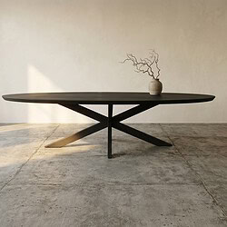 Moderne eettafel met strakke lijnen en natuurlijke houtafwerking, perfect voor een eigentijdse eetkamer of woonruimte.