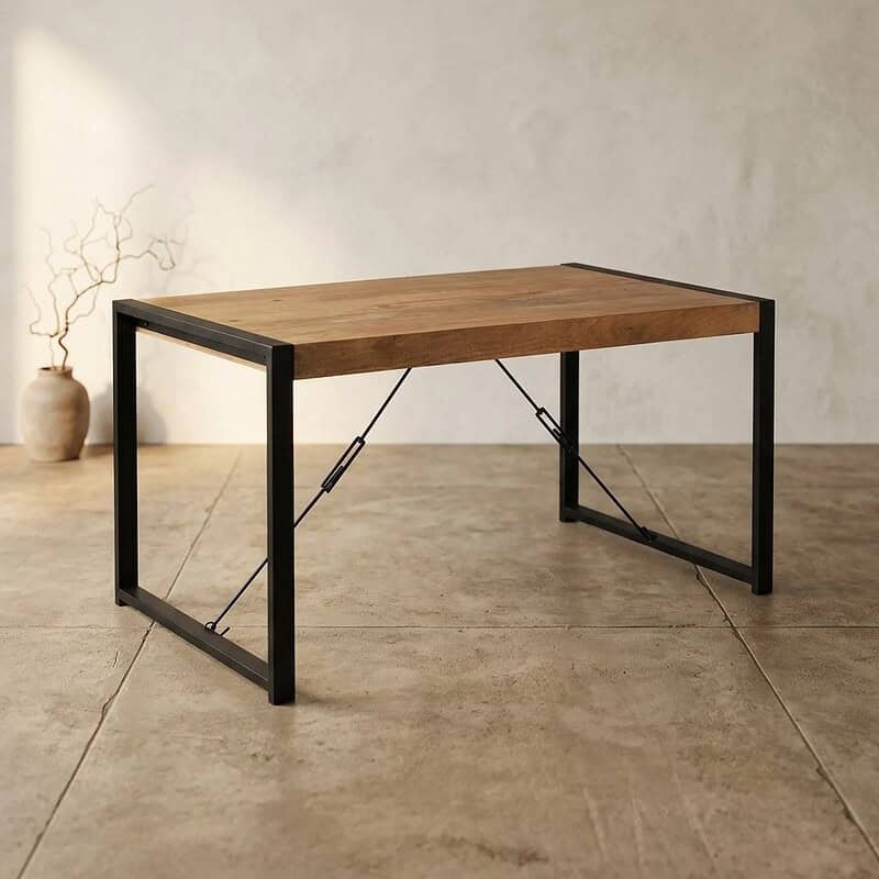 Moderner Esstisch mit Holzplatte und schwarzem Metallgestell, perfekt für ein Interieur im Industrial-Stil. Ein langlebiges und stilvolles Möbelstück für Esszimmer und Küchen.