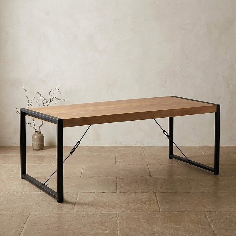 Moderner Schreibtisch aus Holz mit schwarzem Metallgestell, perfekt fürs Büro oder den Heimarbeitsplatz, mit minimalistischem Design und stabiler Konstruktion.