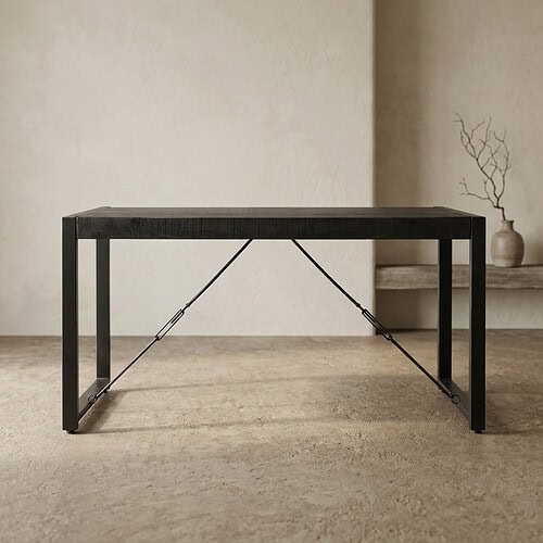 Eettafel in industrieel zwart hout Moderne industriële eettafel in zwart hout met metalen steunbalken, perfect voor een stijlvolle eetkamer of kantoorruimte. Duurzaam en strak design, ideaal voor moderne interieurs.