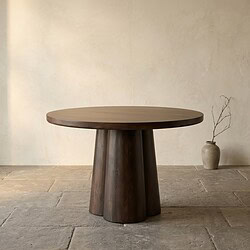 Massief houten eettafel met uniek, modern design, perfect voor een stijlvolle eetkamer. Gemaakt van hoogwaardige materialen, biedt duurzaamheid en elegantie voor elke woning.