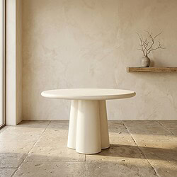 Wit eettafel met uniek design in een minimalistische, lichte woonkamer, perfect voor moderne eetruimtes en stijlvolle interieurs.