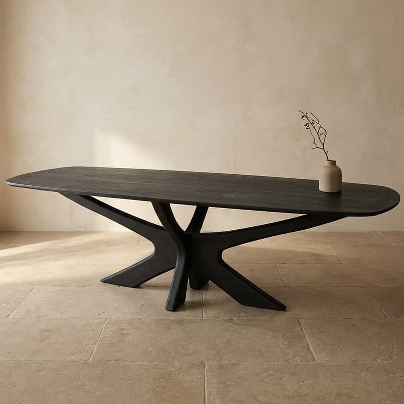 Moderne houten eettafel met uniek sculpturaal onderstel, perfect voor een stijlvolle eetkamer of woonkamer, gemaakt van hoogwaardig hout voor duurzaamheid en elegantie.