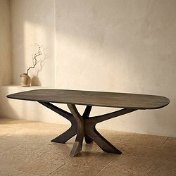 Moderne houten eettafel met een unieke, sculpturale basis en een ruime, ovale tafelblad, perfect voor een stijlvolle eetkamer of woonkamer.