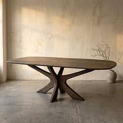 Moderne houten eettafel met uniek, sculpturaal onderstel in een minimalistische interieursetting. Perfect voor stijlvolle eetkamers en liefhebbers van natuurlijk design.