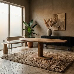 Moderne houten eettafel in een minimalistische woonkamer met planten en decoratieve elementen, perfect voor een stijlvolle en gezellige eetruimte.