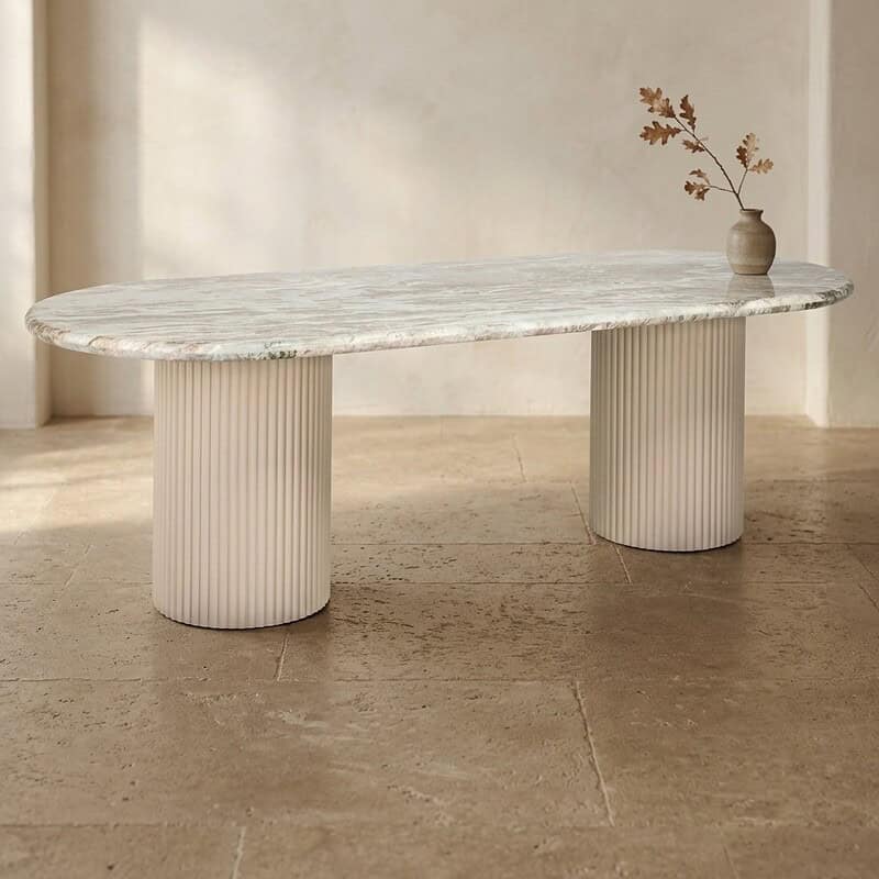 Moderner Esstisch aus Marmor mit geriffelten Beinen, perfekt für ein stilvolles Esszimmer. Hergestellt aus hochwertigem Marmor und mit geriffelter Struktur für einen einzigartigen Look.