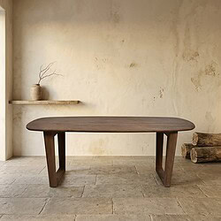 Robuuste massief houten eettafel in minimalistisch interieur met natuurlijke uitstraling, perfect voor moderne eetkamers en landelijke interieurs.