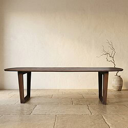 Eenvoudige massief houten eettafel met strakke lijnen, geschikt voor moderne interieurs, van Mokana Meubelen.