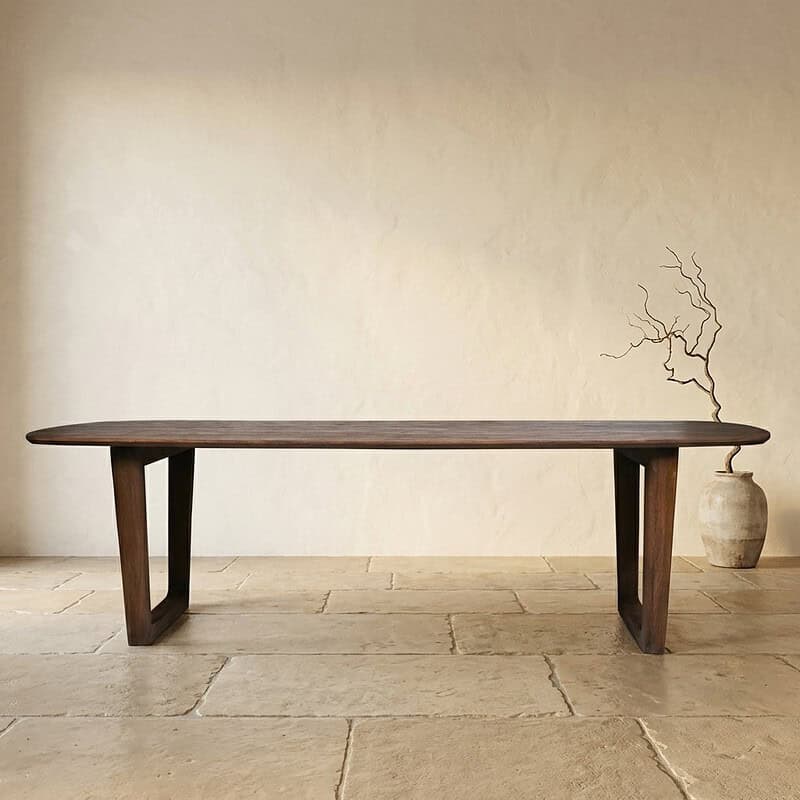 Eenvoudige massief houten eettafel met strakke lijnen, geschikt voor moderne interieurs, van Mokana Meubelen.