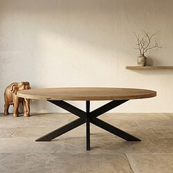 Moderne massief houten eettafel met zwart metalen onderstel, geschikt voor eetkamers en woonruimtes, ontworpen door Mokana Meubelen.