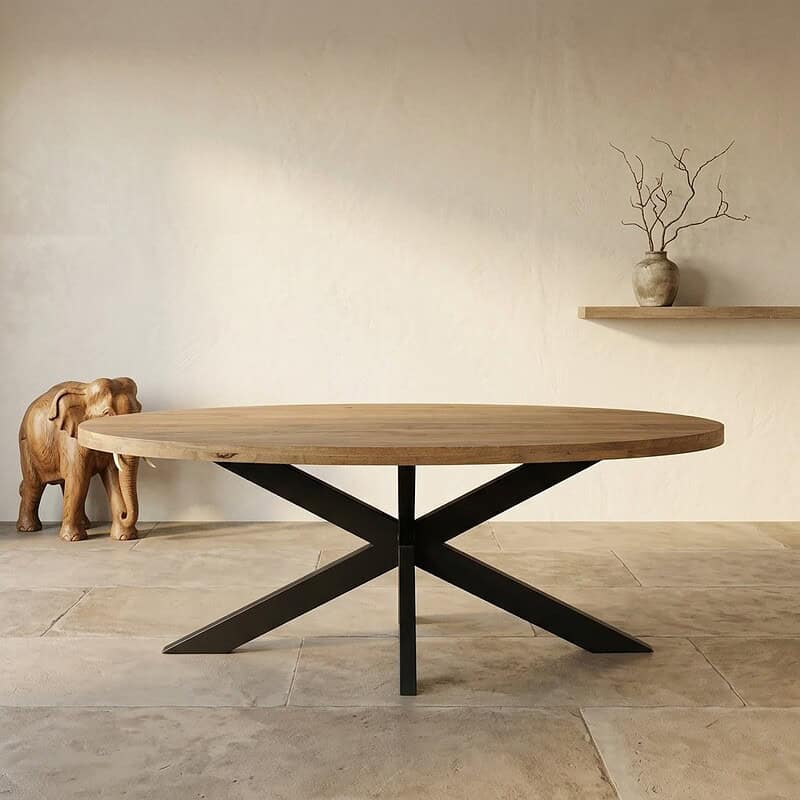 Moderne massief houten eettafel met zwart metalen onderstel, geschikt voor eetkamers en woonruimtes, ontworpen door Mokana Meubelen.