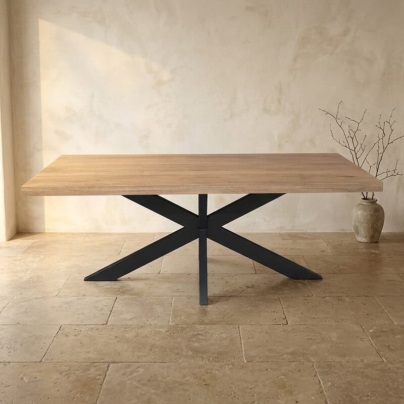 Moderne eettafel met houten blad en zwart metalen onderstel, perfect voor een eigentijdse eetkamer of woonruimte. Duurzaam en stijlvol design voor dagelijks gebruik.