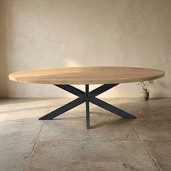 Moderne eettafel met houten blad en zwart metalen onderstel, perfect voor een eigentijdse eetkamer of woonkamer. Duurzaam en stijlvol design voor elke interieurstijl.