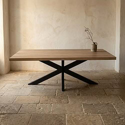Eettafel met houten blad en zwart metalen onderstel, perfect voor moderne eetkamers, gemaakt door Mokana Meubelen.