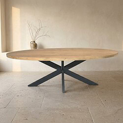 Moderne eettafel met houten blad en zwart metalen onderstel, perfect voor een eigentijdse eetkamer of woonruimte. Duurzaam en stijlvol design voor elke interieurstijl.