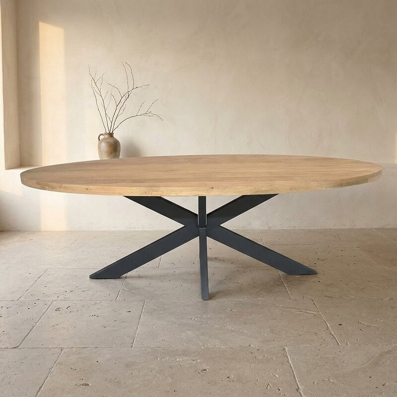 Moderne eettafel met houten blad en zwart metalen onderstel, perfect voor een eigentijdse eetkamer of woonruimte. Duurzaam en stijlvol design voor elke interieurstijl.