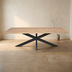 Moderne eettafel met houten blad en zwart onderstel, perfect voor een stijlvolle eetkamer of woonruimte.