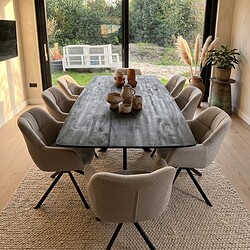 Moderne houten eettafel met acht comfortabele stoelen in een lichte eetkamer, grote ramen met uitzicht op tuin, natuurlijke lichtinval, stijlvolle inrichting, perfect voor gezinsmaaltijden en bijeenko.