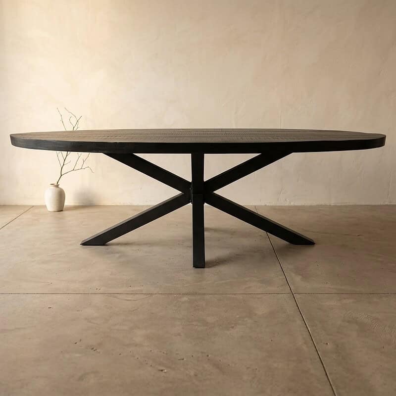 Moderne zwarte eettafel met strakke lijnen en houten afwerking, geschikt voor een eigentijdse eetkamer of vergaderruimte. Perfect voor stijlvolle en functionele interieurinrichting.