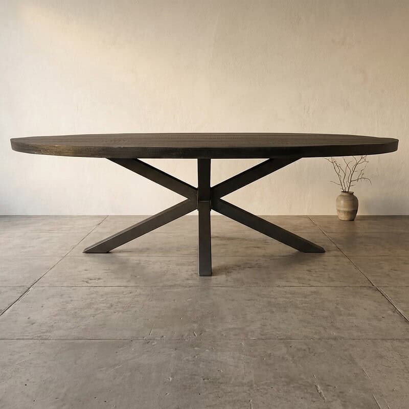 Moderne houten eettafel met uniek ontwerp en stevige basis, perfect voor een stijlvolle eetkamer of vergaderruimte. Gemaakt van hoogwaardig hout voor duurzaamheid en elegantie.