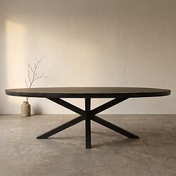 Moderne eettafel met houten blad en zwart metalen onderstel, perfect voor een eigentijdse eetkamer of woonkamer. Duurzaam en stijlvol design voor een warme, uitnodigende sfeer.