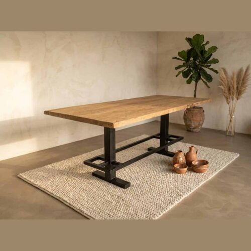 Houten eettafel met zwart metalen onderstel Moderne houten eettafel met zwart metalen onderstel, perfect voor een stijlvolle eetkamer. Gemaakt van massief hout, biedt duurzaamheid en een natuurlijke uitstraling.