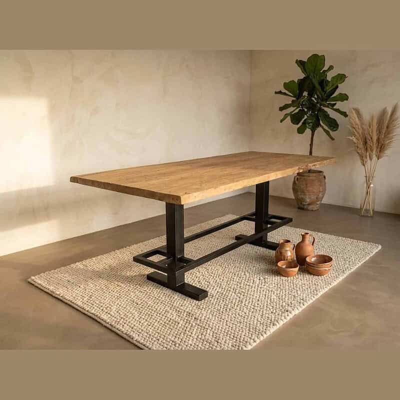 Moderne houten eettafel met zwart metalen onderstel, perfect voor een stijlvolle eetkamer. Gemaakt van massief hout, biedt duurzaamheid en een natuurlijke uitstraling.