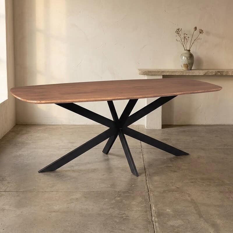 Moderne eettafel met houten blad en zwart metalen onderstel, perfect voor een stijlvolle eetkamer of woonruimte.
