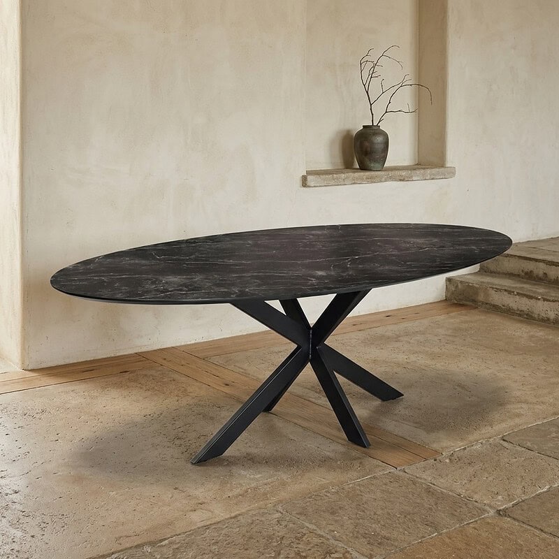 Eettafel van zwart marmer met moderne X-vormige poten Eettafel van zwart marmer met moderne X-vormige poten, perfect voor een stijlvolle eetkamer. Gemaakt door Mokana Meubelen, combineert luxe en functionaliteit in een elegant ontwerp.