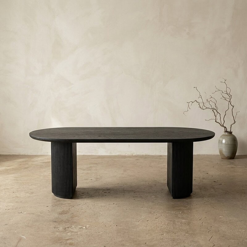 Moderner schwarzer Esstisch von Mokana Meubelen im minimalistischen Design, perfekt für ein stilvolles Esszimmer oder Wohnzimmer. Hergestellt aus hochwertigem Holz mit einer eleganten Oberfläche.