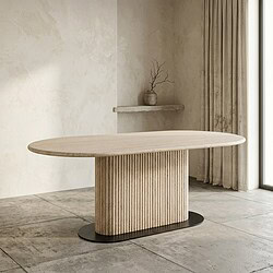 Moderner Esstisch mit Rillenmuster und natürlicher Oberfläche, ideal für ein modernes Esszimmer. Aus hochwertigem Holz gefertigt, vereint er Stil und Funktionalität.