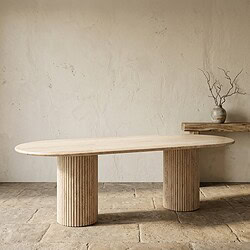 Ein Esstisch aus Massivholz mit runder Form und natürlicher Oberfläche – perfekt für ein modernes und rustikales Esszimmer.