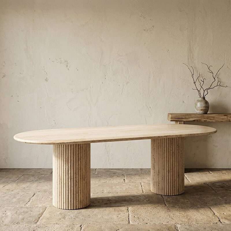 Ein Esstisch aus Massivholz mit runder Form und natürlicher Oberfläche – perfekt für ein modernes und rustikales Esszimmer.