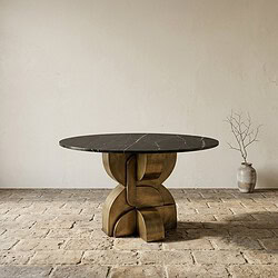 Einzigartiger Esstisch aus Holz und Marmor mit skulpturalem Untergestell, perfekt für moderne Esszimmer. Hergestellt aus hochwertigen Materialien für Langlebigkeit und Stil.
