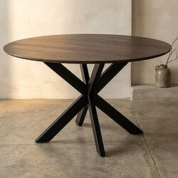 Moderne eettafel met houten blad en zwart metalen onderstel, perfect voor een eigentijdse eetkamer of woonruimte.