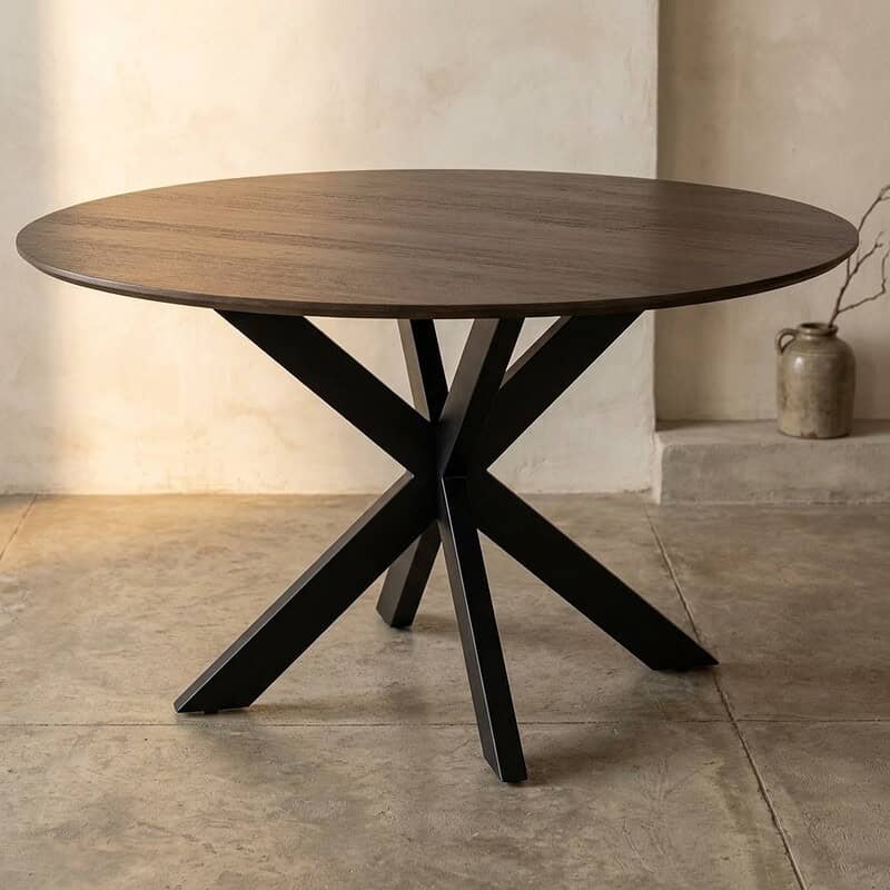 Moderne eettafel met houten blad en zwart metalen onderstel, perfect voor een eigentijdse eetkamer of woonruimte.