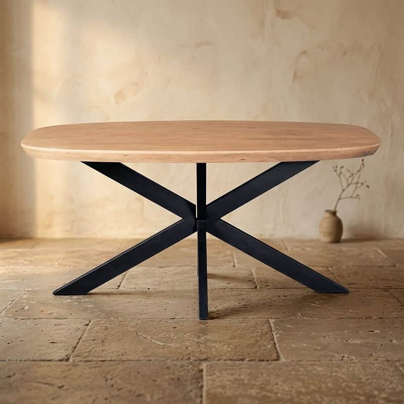 Moderner Esstisch aus Holz mit schwarzem Metallgestell, perfekt für ein modernes Esszimmer oder eine moderne Küche. Langlebiges und stilvolles Design für den täglichen Gebrauch und besondere Anlässe.