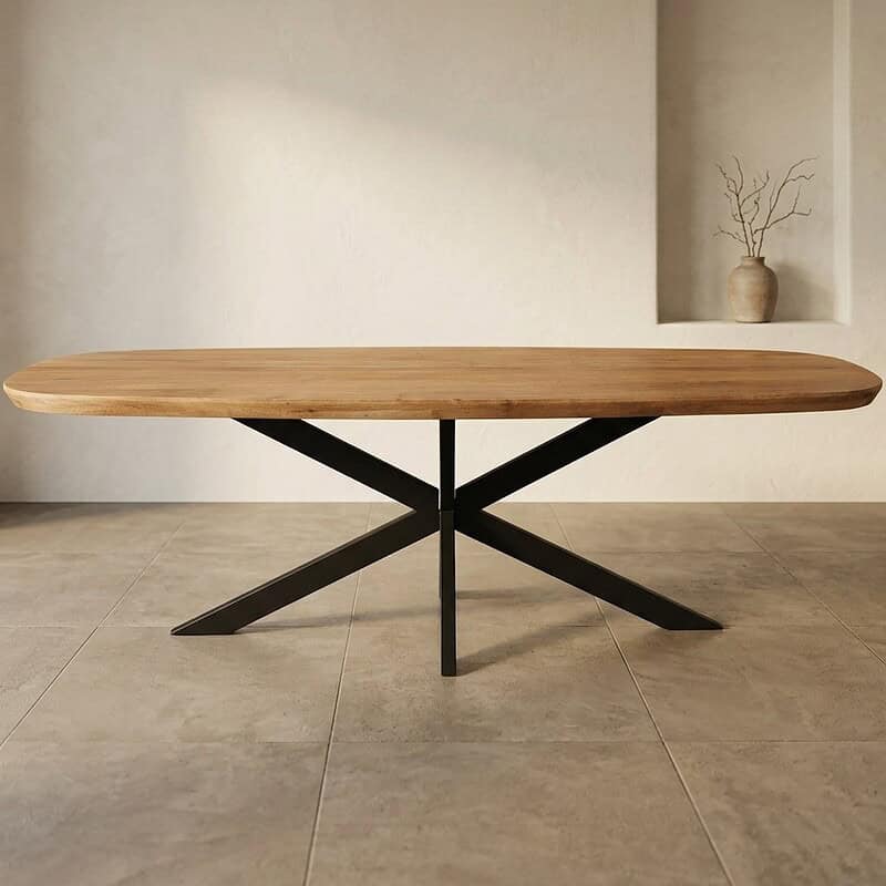 Moderne eettafel met houten blad en zwart metalen onderstel, perfect voor een eigentijdse eetkamer of woonruimte.