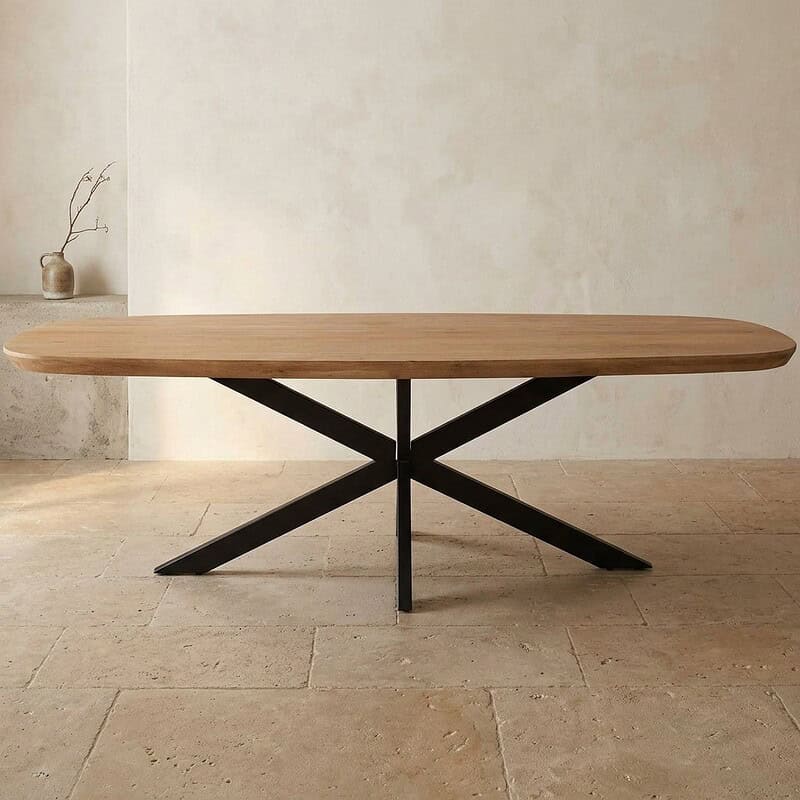 Moderne eettafel met houten blad en zwart metalen onderstel, perfect voor een eigentijdse eetkamer of woonruimte.